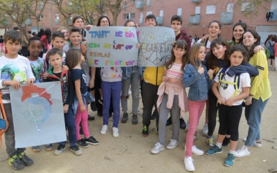 Petits i joves a la concentració en suport a l'Esplai La Baldufa | Roger Benet